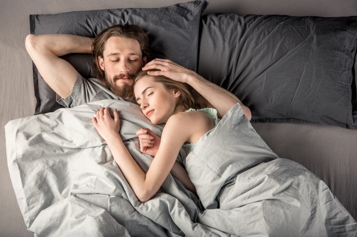 Par der sover i en gæsteseng
