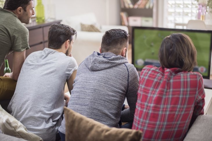 Venner der ser landskamp på TV