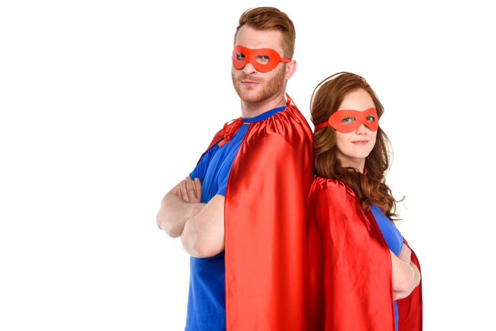 Par der er klædt ud som superhelte